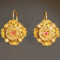 Charming frivolous gold Victorian earrings from the antique jewelry collection of www.adin.be